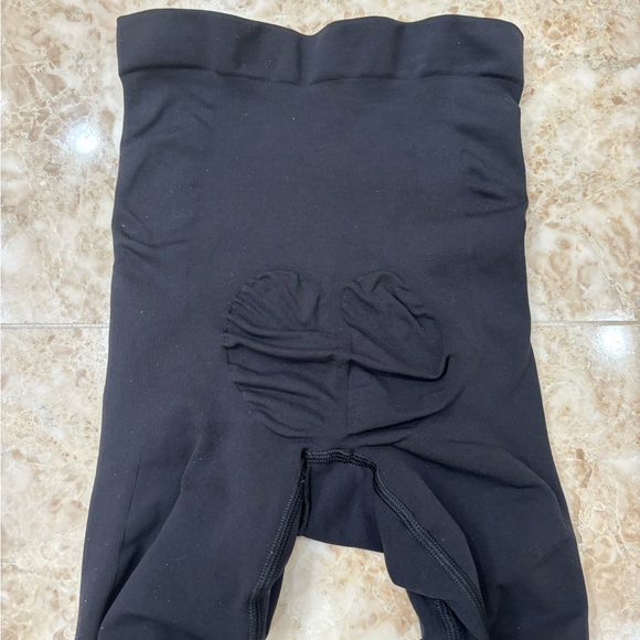 Skims Body Sculpting Leggings. Black. Size S/M - Picture 9 of 10